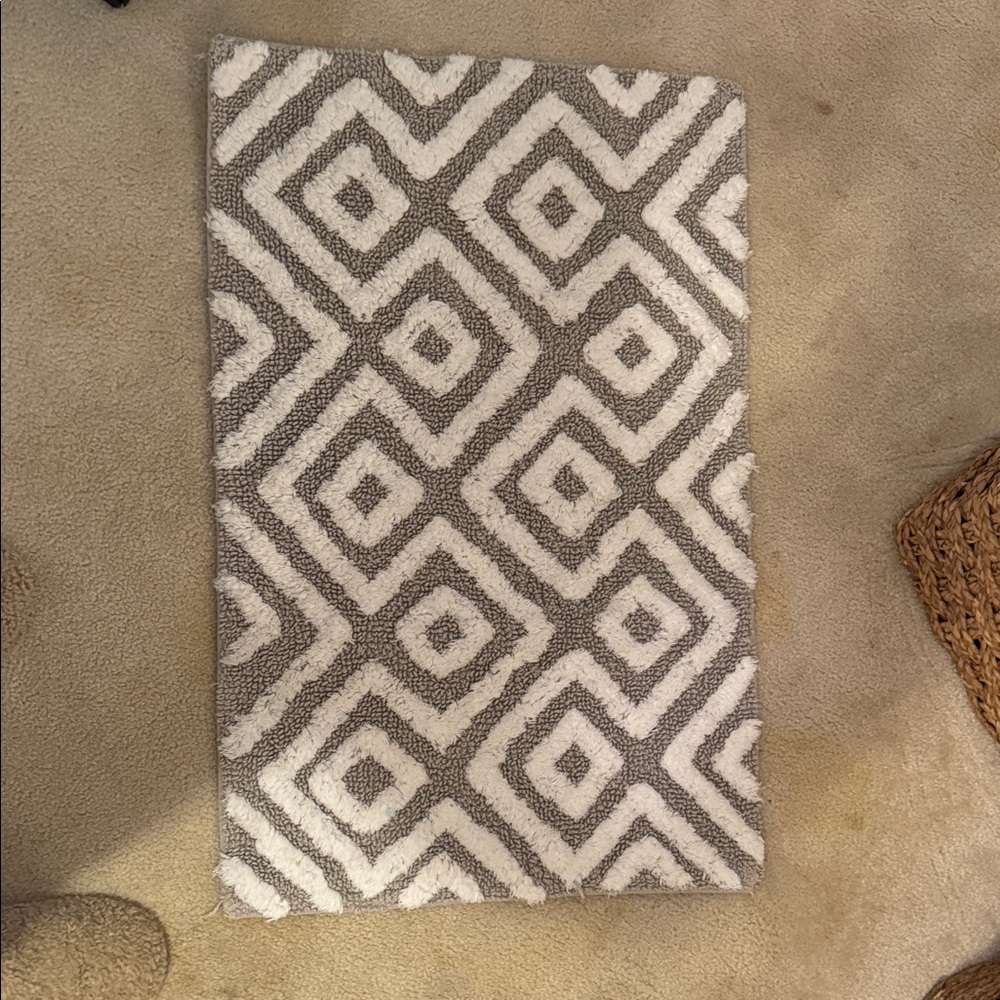 Geometric Patterned Gray and White Rug